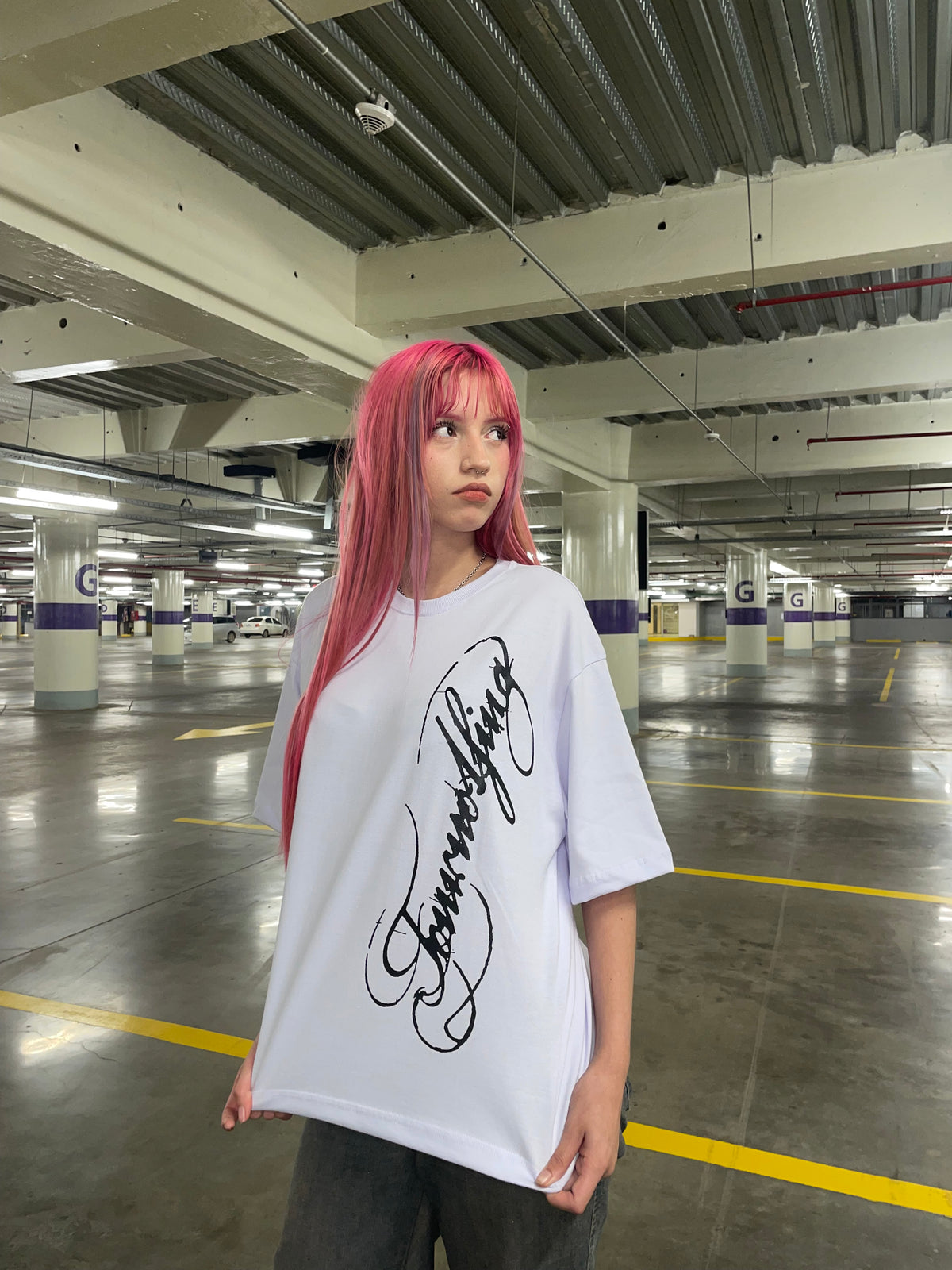 Remera oversize blanca FourNothing con firma script negra — streetwear Asunción Paraguay
