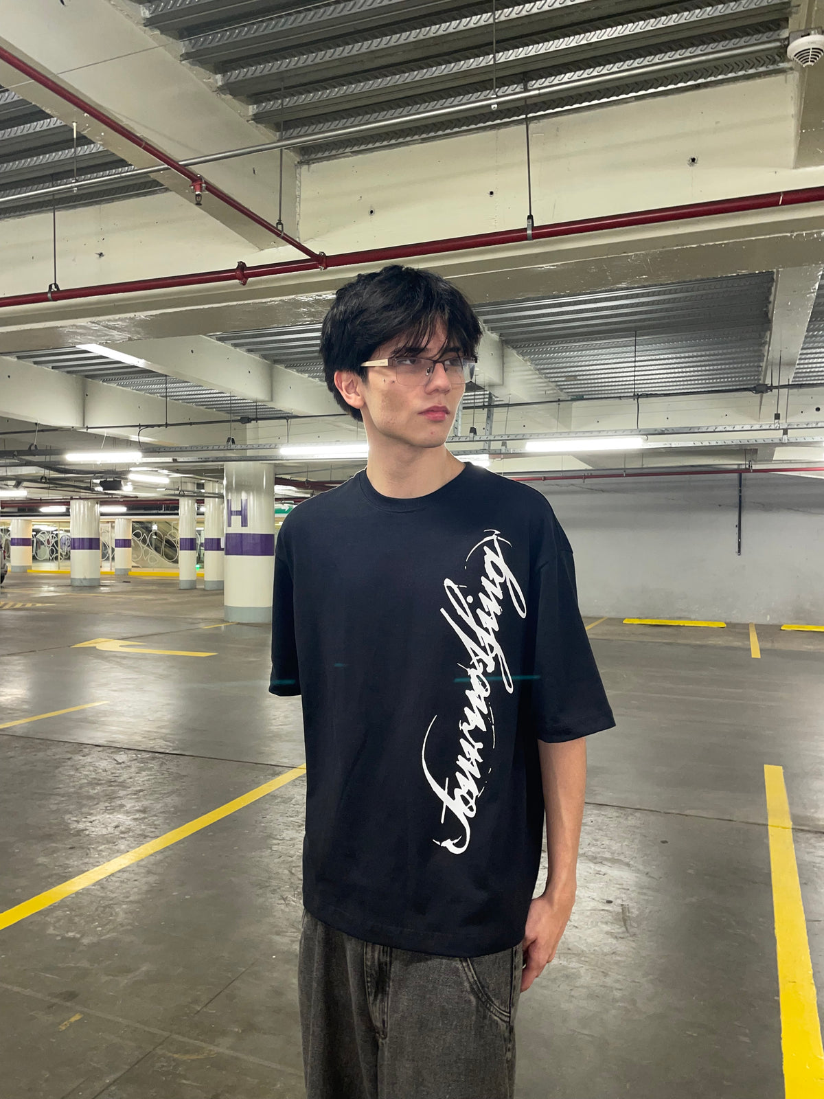 Remera oversize negra FourNothing con firma script blanca — streetwear Asunción Paraguay