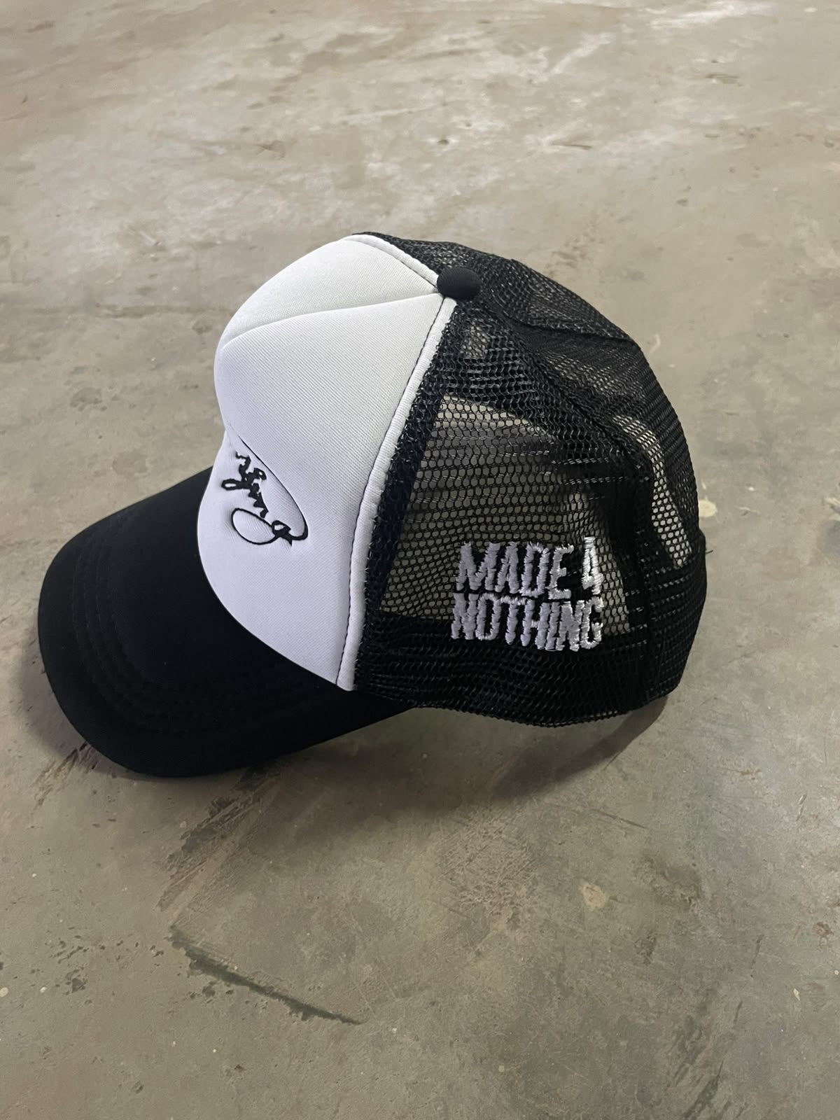 Trucker Hat: malla y bordado lateral